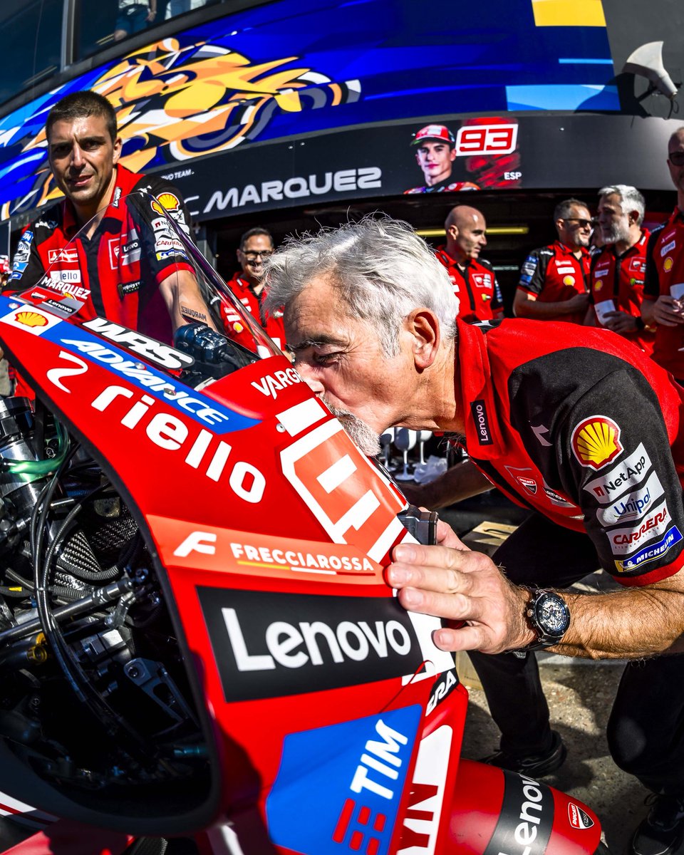 ducaticorse's tweet photo. #SanMarinoGP 🇸🇲🏆 belongs to us
➡️The squad went straight demon mode🔴

@contadicastaldi 🍾
#ForzaDucati #DucatiLenovoTeam https://t.co/xqVsbimLiS