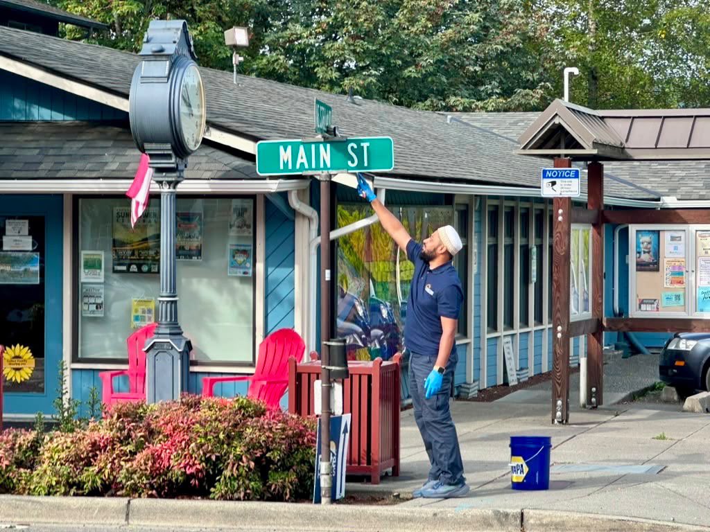 Bohras_USA's tweet photo. Joining members of @Ch_JesusChrist in @cityofduvall, the #Seattle #DawoodiBohra community took part through @ProjectRiseDB in a community cleanup marking the September 11 National Day of Service and Remembrance, helping care for shared public spaces.

#911Day #NationalDayOfService