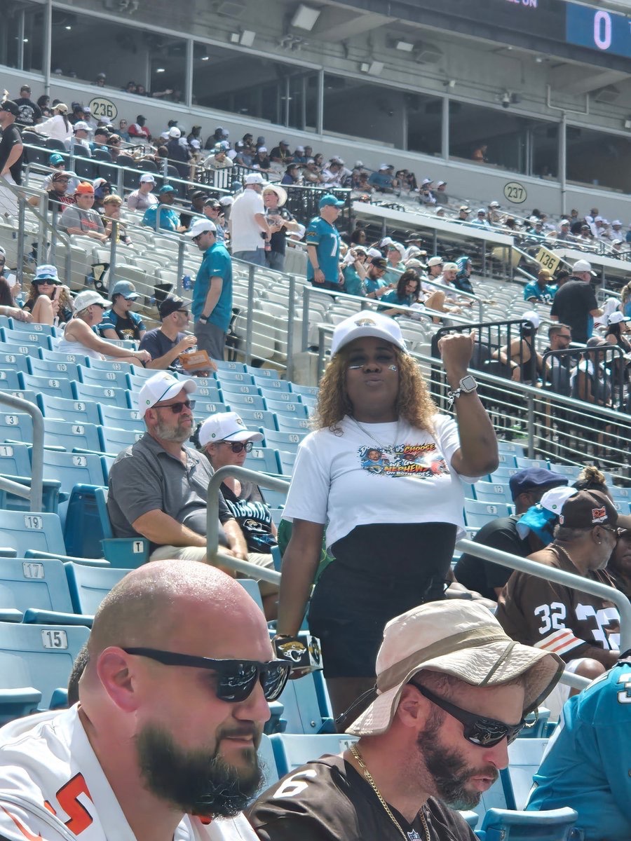 CUaunties's tweet photo. #AuntiesOutside

Aunties in the stadium! Let’s go! 

#OfficialCUaunties #CUaunties #JustHere4OurNephews #NFLBuffs
#DUUUVAL #DawgPound https://t.co/kXFBWqt90n