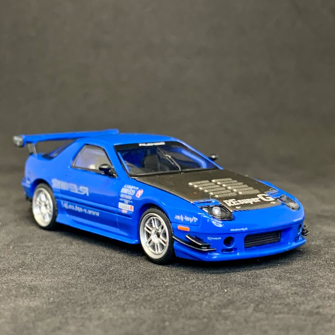 ArethaKitcxbx's tweet photo. JDM ruhu hiçbir zaman ölmez. Mavi canavar garajdan çıktı. Karbon kaput, agresif body kit ve saf tuner kültürü. Bu build size hangi dönemi hatırlatıyor? Favori detayınızı yorumlara yazın. https://t.co/t8Q3VLStBG