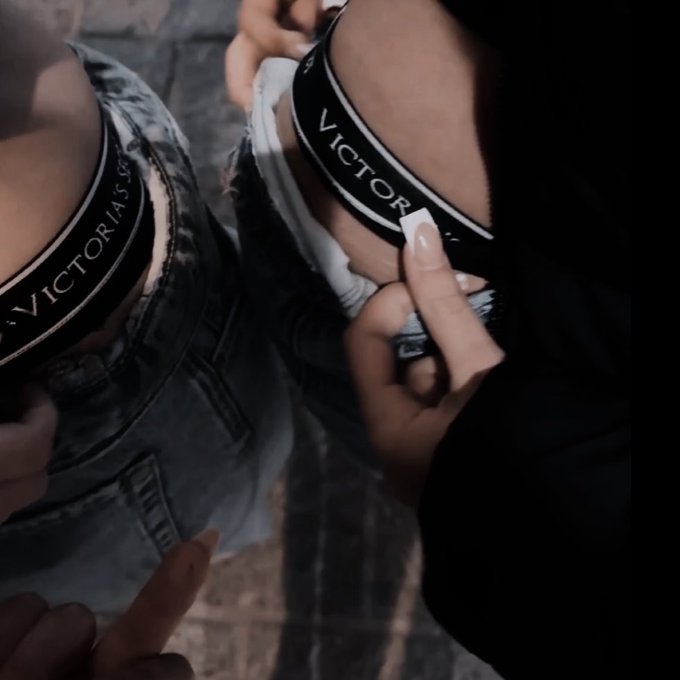 RevengeIsHer's tweet photo. the baddest bitches are** in la. https://t.co/VhAgRdNamA