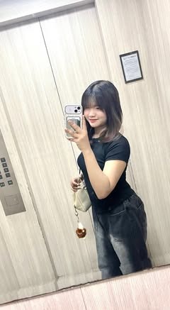 DanielYounrue's tweet photo. 一堆女生在那邊
可不戴我吃藥
能連續撞出10分鐘奶油泡芙的都來
Iphone18 就好～高雄 https://t.co/K9x3FLH4wL