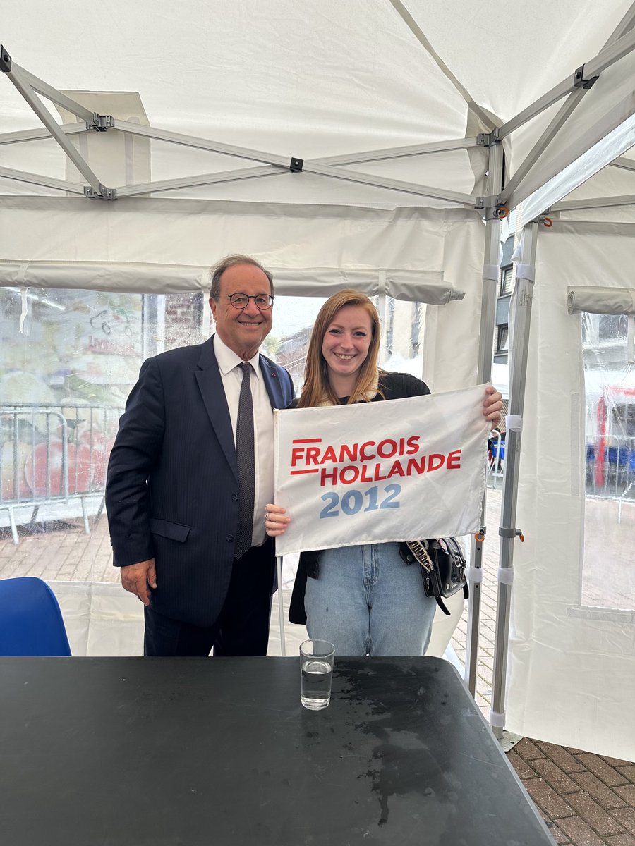 fhollande's tweet photo. Heureux de cette belle journée à la braderie de Carvin !

Merci d’avoir été aussi nombreux à venir à ma rencontre, dans les rues de la braderie comme lors de la séance de dédicaces de mon livre.

Merci à tous les élus pour leur accueil chaleureux. https://t.co/7uz0BFX6Vk