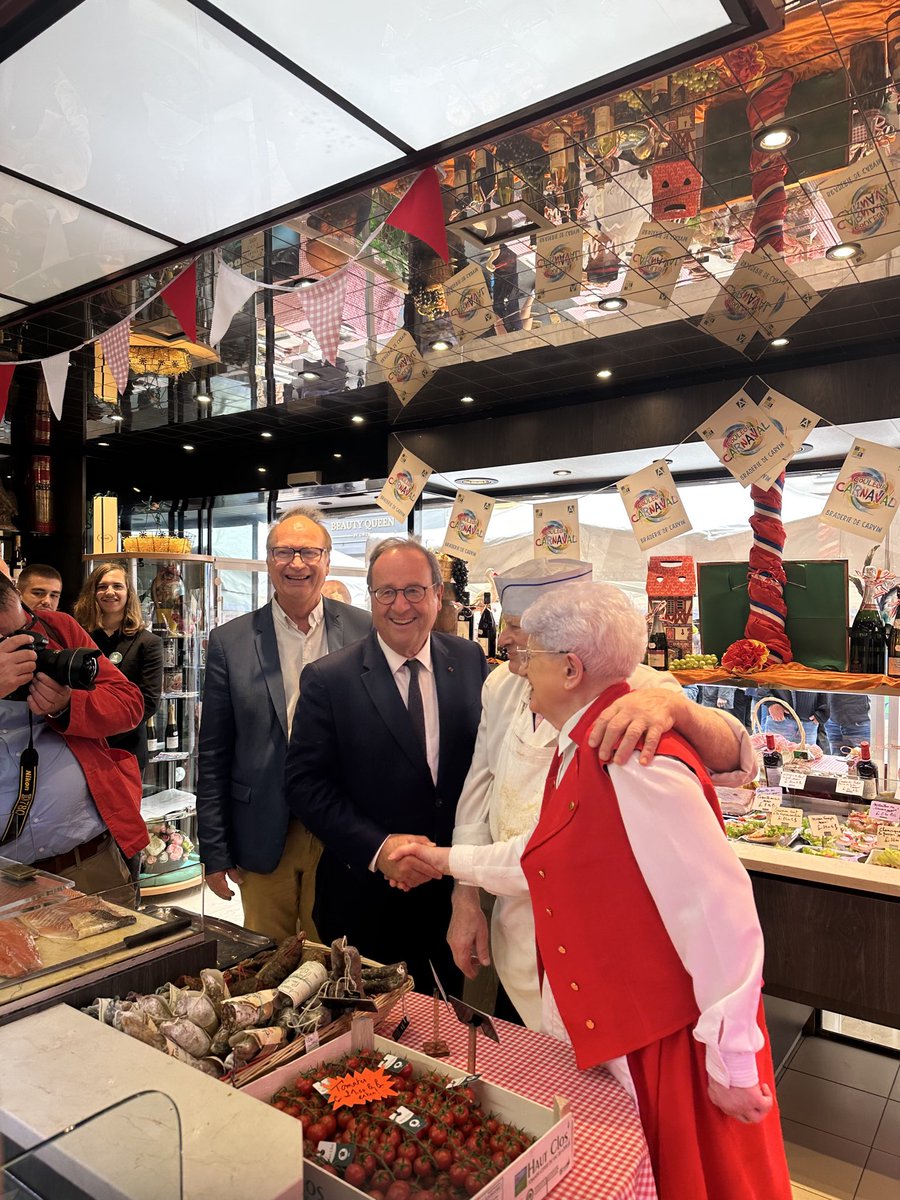 fhollande's tweet photo. Heureux de cette belle journée à la braderie de Carvin !

Merci d’avoir été aussi nombreux à venir à ma rencontre, dans les rues de la braderie comme lors de la séance de dédicaces de mon livre.

Merci à tous les élus pour leur accueil chaleureux. https://t.co/7uz0BFX6Vk