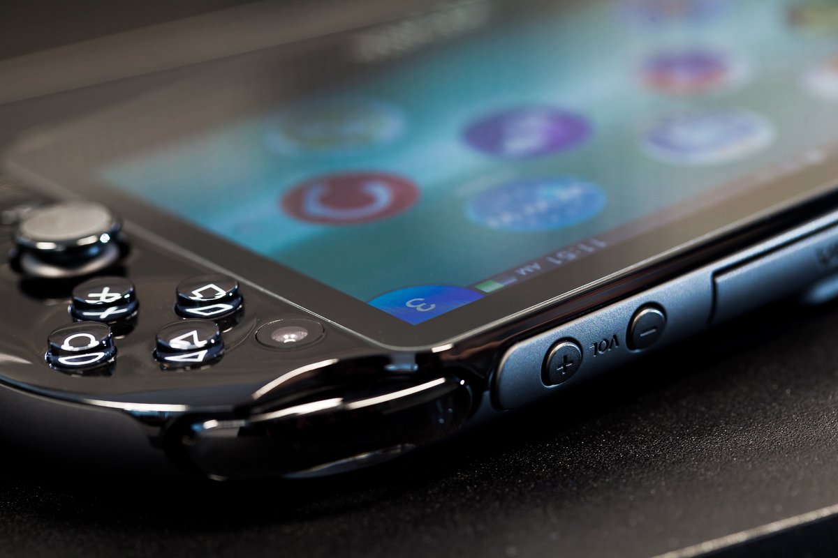 2_Old_4_Gaming's tweet photo. I still think the PSVita is the best looking handheld ever made https://t.co/f6CmNAwzvu