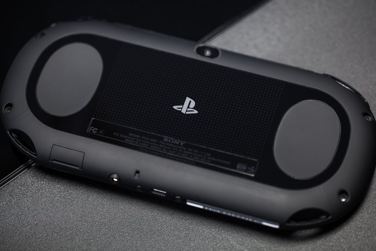 2_Old_4_Gaming's tweet photo. I still think the PSVita is the best looking handheld ever made https://t.co/f6CmNAwzvu