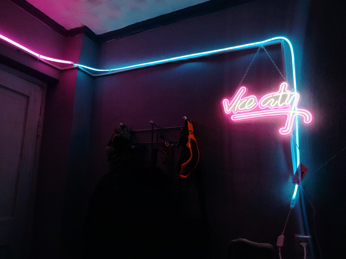 Seems_human's tweet photo. Как вам атмосфера комнаты?

How do you like the room's vibe? https://t.co/bLaHaGivct