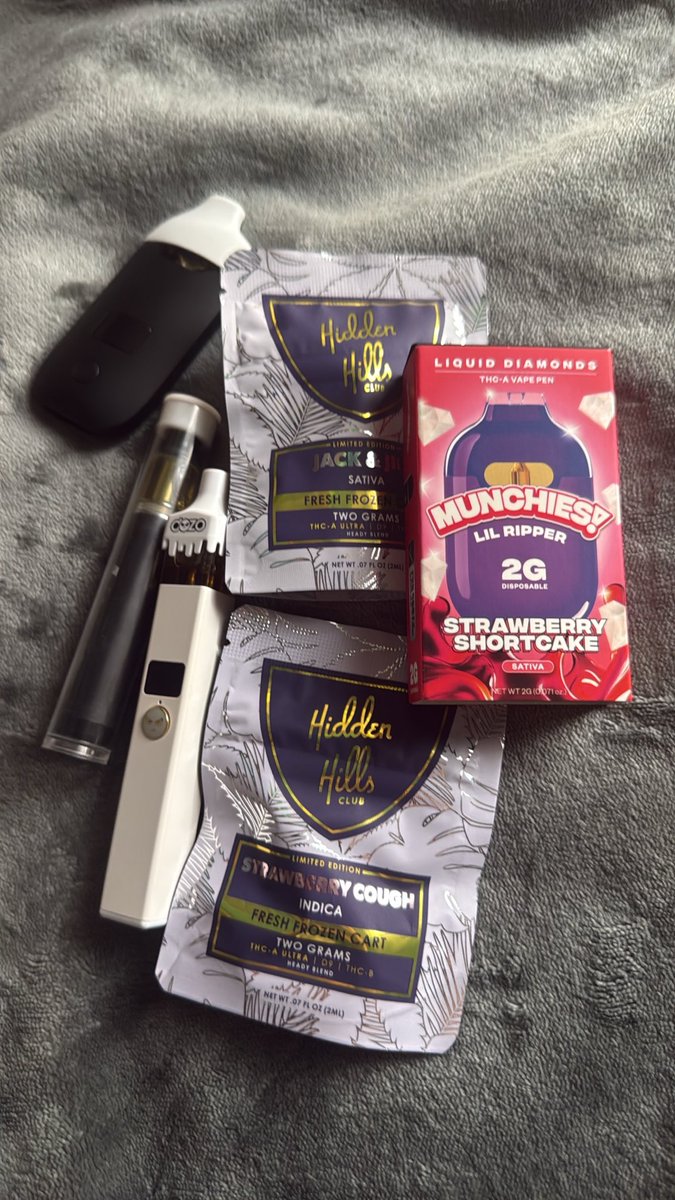 vrtual_vampp's tweet photo. Little haul, total is 14.5 grams and I can’t wait to smoke it. Although I’m a little stuck on which one to smoke first #carttwt #weedtwt https://t.co/qXcbgFGh78