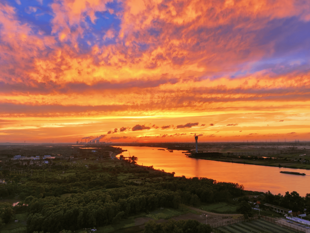 airvn243285's tweet photo. Our campus photography club's sunset shooting activity this Saturday at West Lake! Meet at 4 PM at the south gate, bring your cameras, and share stunning shots together—small snacks for all participants! https://t.co/IUsG6pqlqo