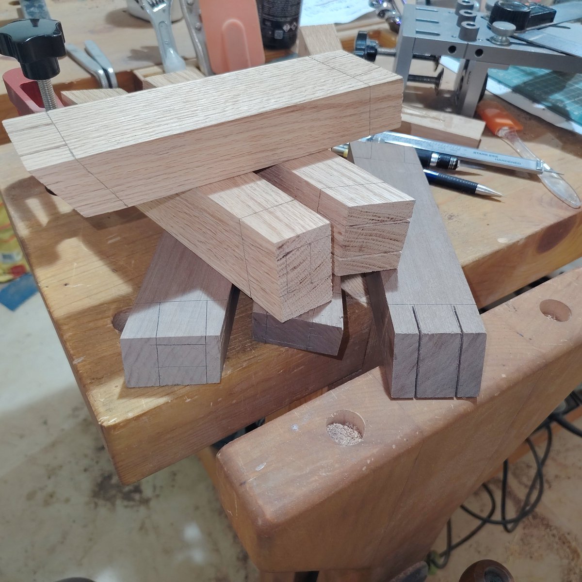 HandyMnCn's tweet photo. طريقة تحضير اللسان مع دبس الرمان

Mark the tenon cut lines with a knife/pencil, rough cut with saw, clean up with chisel, repeat for other faces if necessary, add pomegranate molasses to taste https://t.co/sWP8U7Fknq