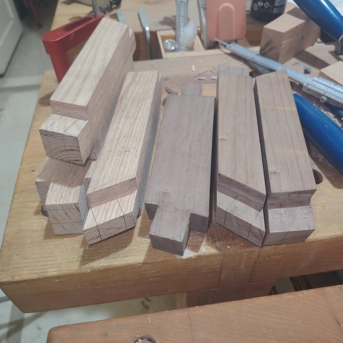 HandyMnCn's tweet photo. طريقة تحضير اللسان مع دبس الرمان

Mark the tenon cut lines with a knife/pencil, rough cut with saw, clean up with chisel, repeat for other faces if necessary, add pomegranate molasses to taste https://t.co/sWP8U7Fknq