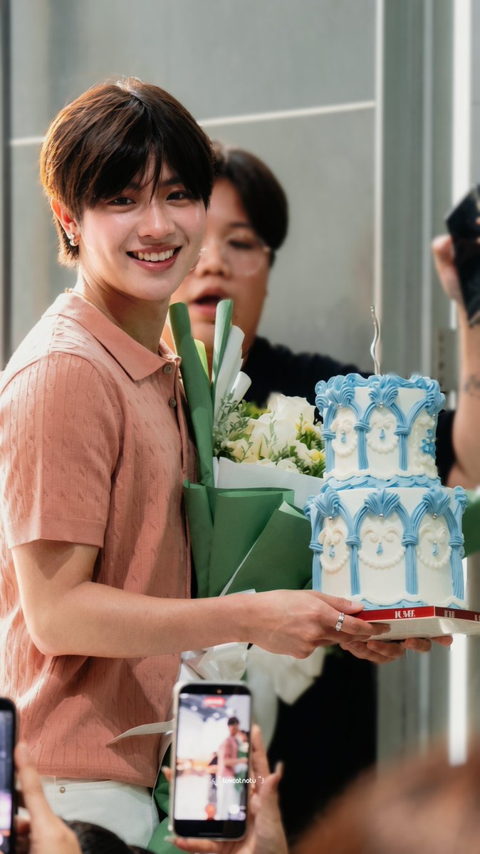 luvcatnotu's tweet photo. ใครปล่อยคิวลมให้เจ้าสาวตอนถือเค้กออกมาหรอคะ น่ารักใจจะแตกกเลยย ㅜㅡㅜ💘🎂

#28thHBDTLE
#Firstone , #TleFirstone https://t.co/xXCbxeP4sH