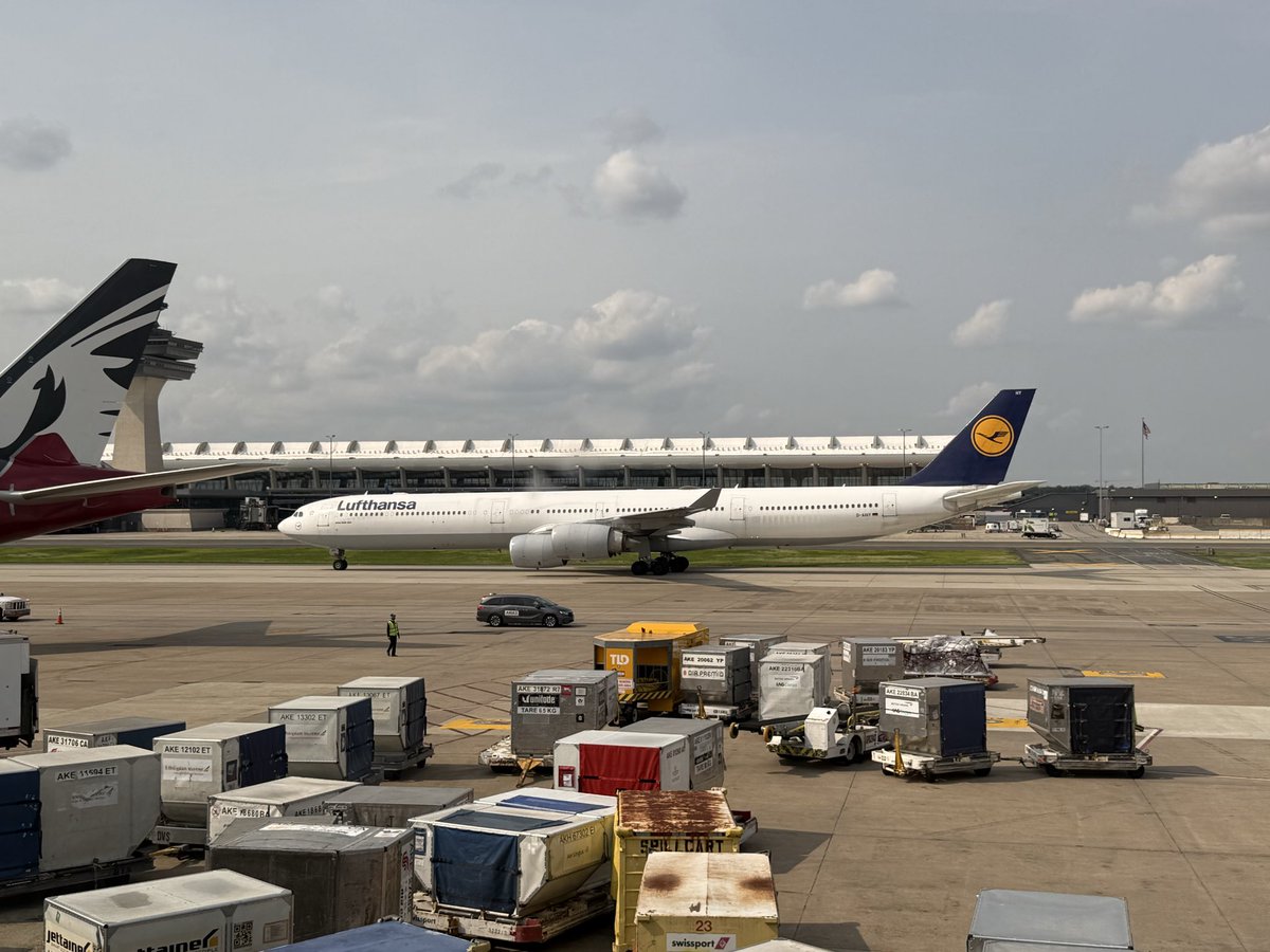 WouldFlying's tweet photo. @thenewarea51 IAD, one month ago. https://t.co/OAA5omoqjf