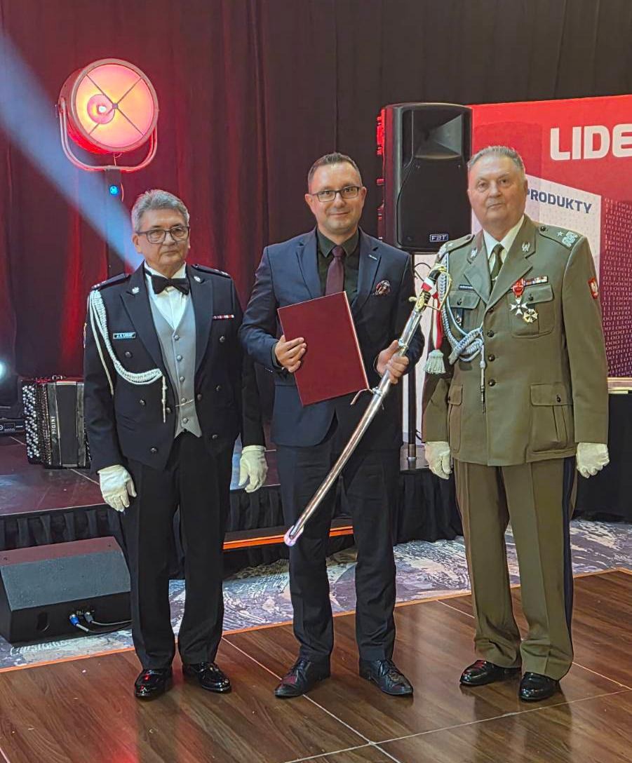 TELDAT_PL's tweet photo. 9 września, w uznaniu zasług dla bezpieczeństwa Rzeczpospolitej Polskiej, Członek Zarządu TELDAT-u, Dyrektor Techniczny, dr inż. Robert Palka został uhonorowany szablą pamiątkową, przyznaną przez Kapitułę konkursu „Lider Bezpieczeństwa Państwa”.
#LBP #Teldat #Nagroda https://t.co/s07UtGtNel