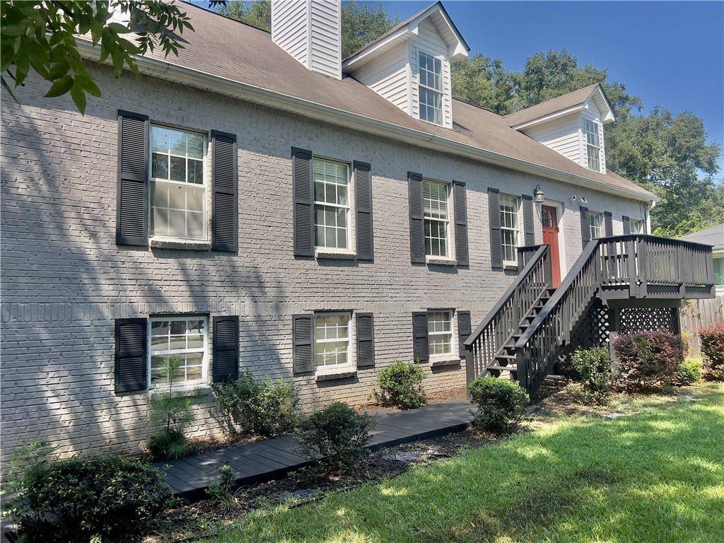 HandsOnRealty's tweet photo. Historic College Park living with room to grow! ✨

5 beds, 3.5 baths, 3,079 sq ft plus a private studio/ADU and quick access to the airport, dining &amp; MARTA.

See 3225 Harris Dr: https://t.co/pemqP8G1z9

Email lonnie.hand@exprealty.com
#AtlantaRealEstate https://t.co/uBHB82rl6q