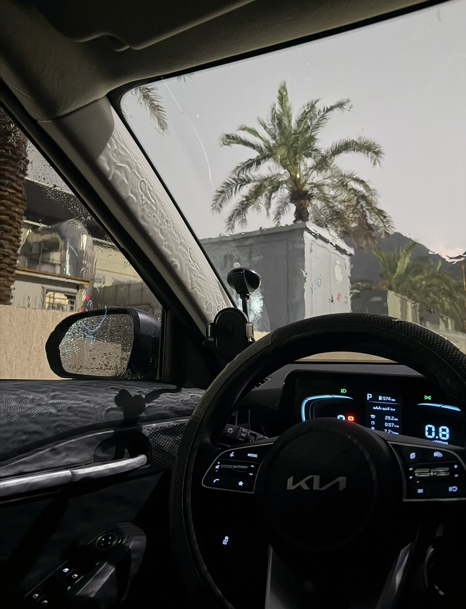 iiiilll33's tweet photo. it is raining https://t.co/l824RKnGee