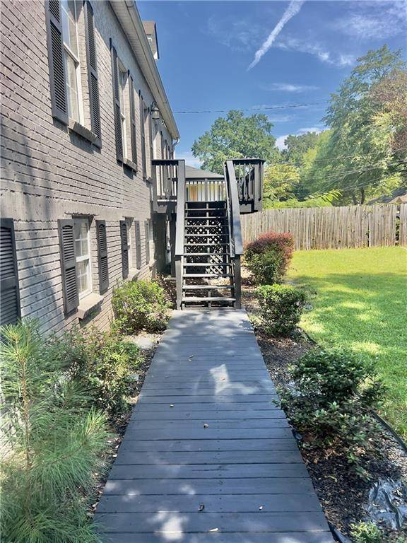 HandsOnRealty's tweet photo. Historic College Park living with room to grow! ✨

5 beds, 3.5 baths, 3,079 sq ft plus a private studio/ADU and quick access to the airport, dining &amp; MARTA.

See 3225 Harris Dr: https://t.co/pemqP8G1z9

Email lonnie.hand@exprealty.com
#AtlantaRealEstate https://t.co/uBHB82rl6q