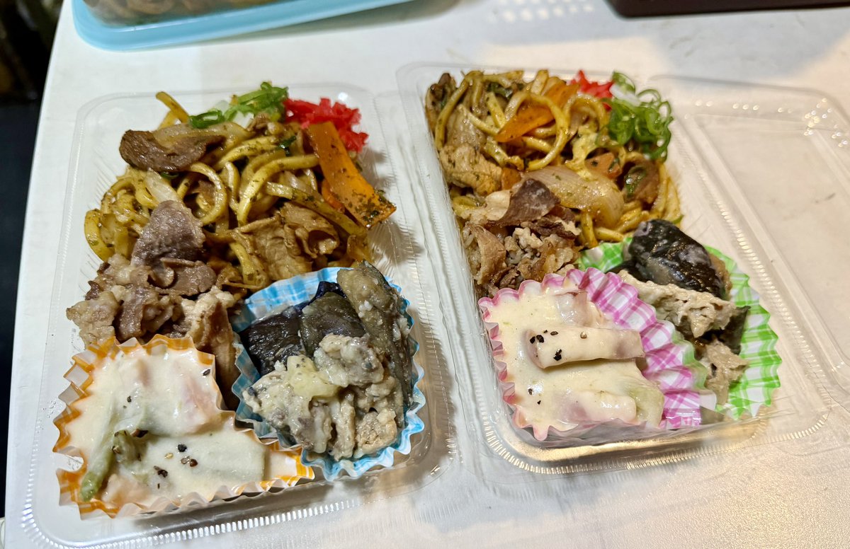 ABsoooLute235's tweet photo. ＊だれかとだれかのまかない
やきそば、豚なす味噌バター、
牛しぐれ煮、シチュー、
withごはんぬ https://t.co/5C2MeRuNBK