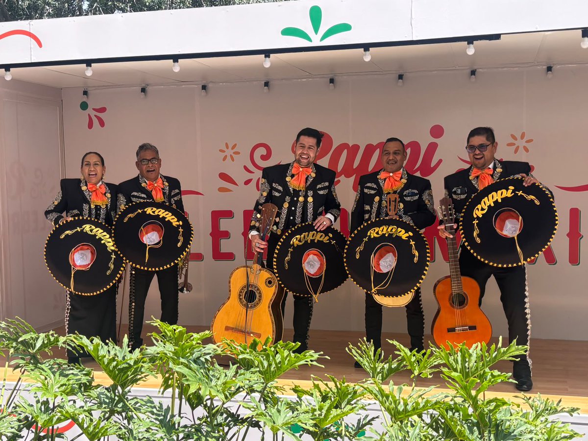 soniaschroeder's tweet photo. Si Rappi ya me resolvía la comida, el súper y los antojos… era cuestión de tiempo para que también me resolviera la serenata para el 15. 😂❤️🇲🇽
#SerenataXRappi @RappiMexico https://t.co/LP3zjP5Ee2