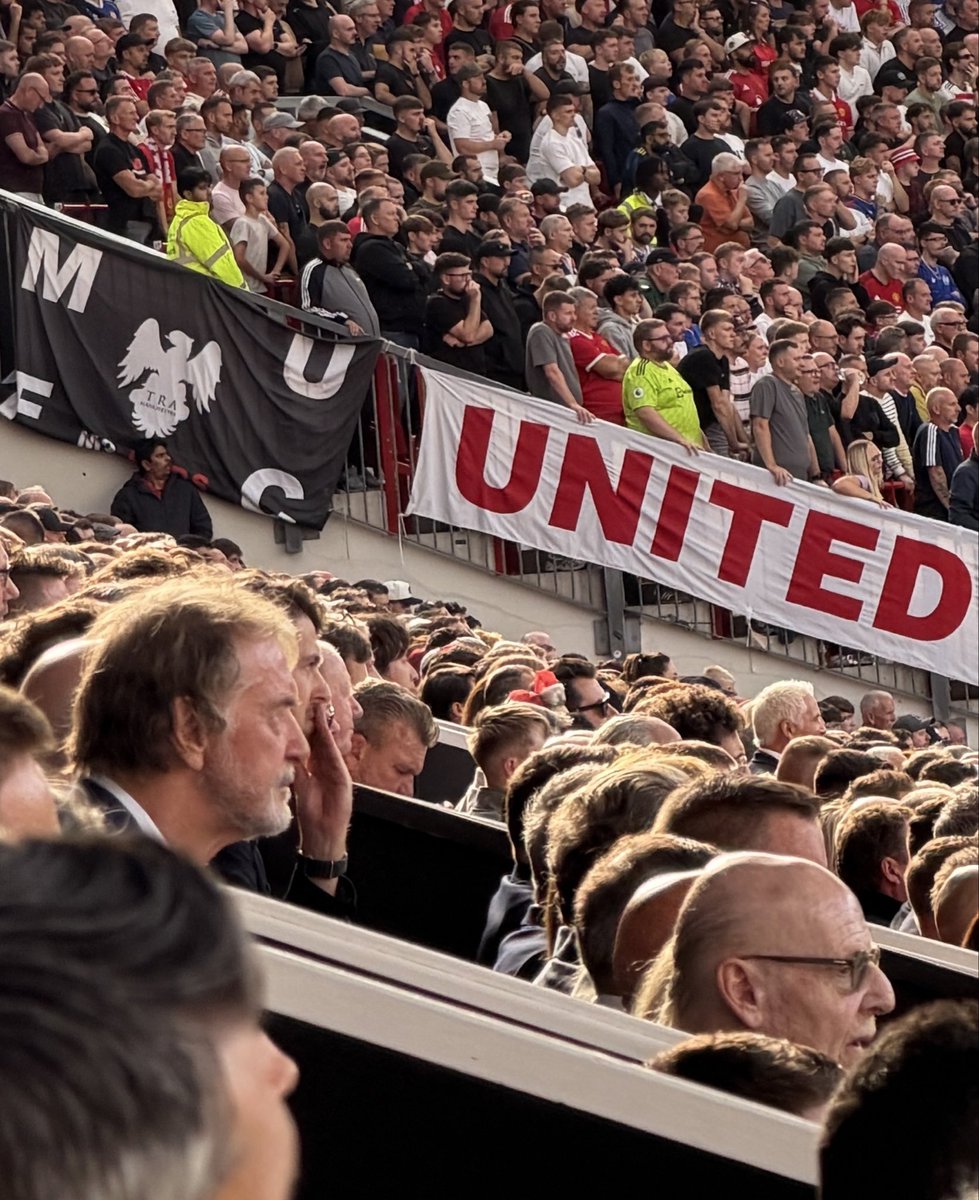 ManUtdUpdates_'s tweet photo. Remember instead blaming Carrick blame fucking INEOS AND GLAZERS #MUFC https://t.co/PxjPhToTsU
