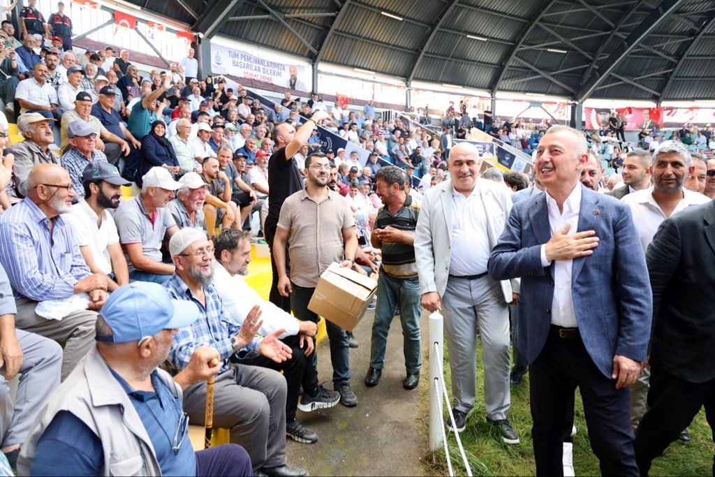 tahirbuyukakin's tweet photo. Derince 23 İshakçılar Yağlı Pehlivan Güreşleri’nde hemşehrilerimizle bir araya geldik, er meydanındaki heyecana ortak olduk.

Kıran kırana geçen müsabakaların ardından başpehlivanlığa ulaşan Seçkin Duman’ı yürekten kutluyorum. Kürsüye çıkan tüm pehlivanlarımızı tebrik ediyor; ata sporumuzu yaşatan, bu güzel geleneğe sahip çıkan ve organizasyona katkı sunan herkese teşekkür ediyorum.