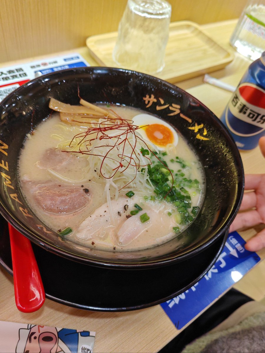 BrendaMand7ua's tweet photo. Late night cravings hit hard! This cozy ramen stall’s been slinging hot, steamy noodles till 2 AM—warm broth, springy noodles, and those secret pork belly slices hit different. Perfect late night pick-me-up for tired souls. https://t.co/eNFpsWCz2W