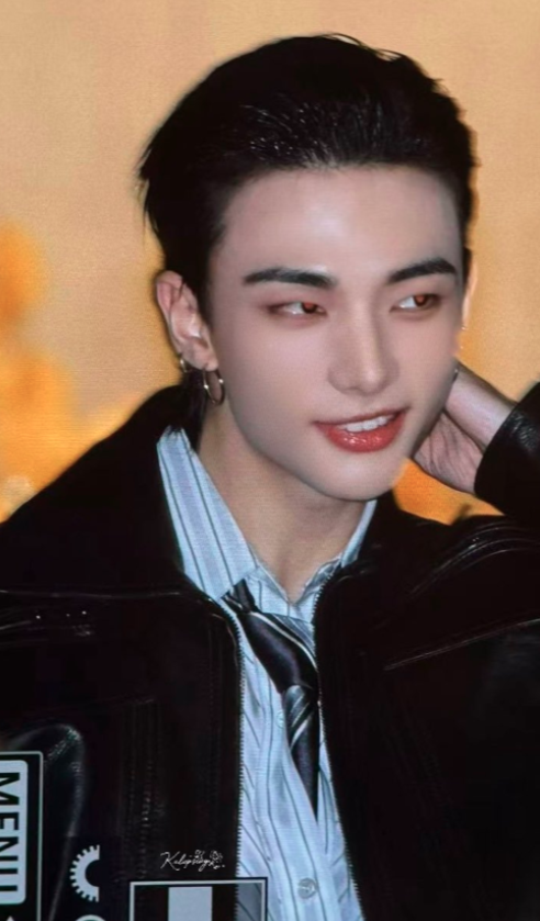 AboutMusicYT's tweet photo. Hyunjin of Stray Kids arrives at the Versace Show, one year ago today. https://t.co/mpUNkSdVNQ