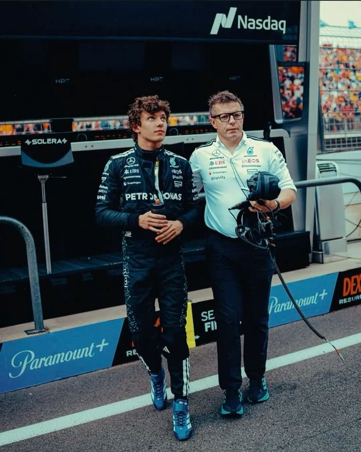 bonotires's tweet photo. If nothing changes by the end of the season it means that after working as race engineer for 7 time wdc Michael Schumacher then after being race engineer and winning 6 wdc with Lewis Hamilton, Bono may have another world champion driver 😭 crazy CV https://t.co/7mUL47NjYe