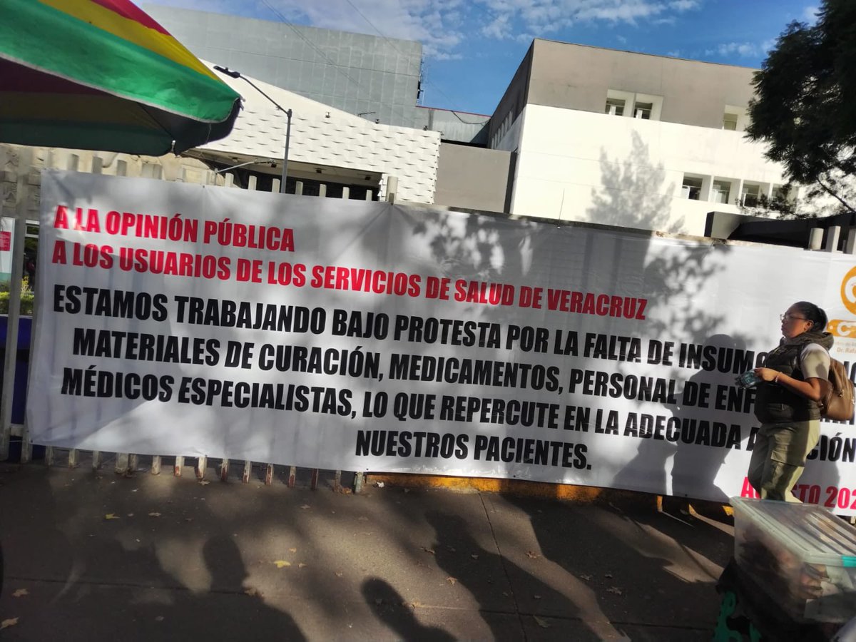 LSRVeracruz's tweet photo. #Fotos|     💊 Personal del CAE salió a marchar en Xalapa para denunciar el desabasto de medicamentos e insumos y pedir la salida de Roberto Ramos Alor https://t.co/gJxXLhUxV4