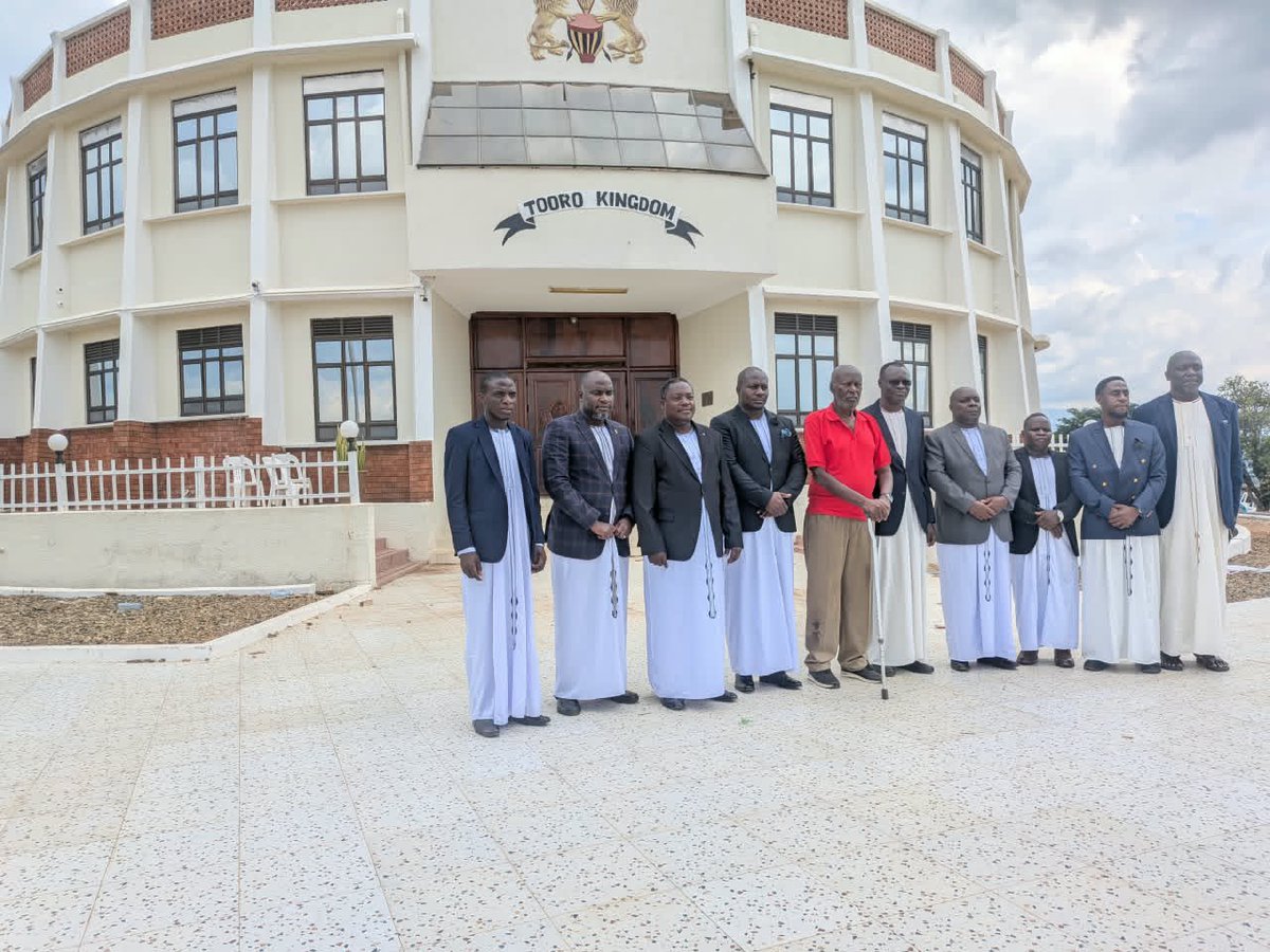 BugandaKingdom_'s tweet photo. Abataka b'Obusolya bw'Ebika by'Abaganda bakubagizza Obukama bw'e Tooro olw'okufiirwa Omukama Oyo Nyimba Kabamba Iguru Rukidi IV. Baaniriziddwa Omusuuga Charles Kamurasi mu lubiri lw'e Karuzika. 

Abataka bakulembeddwamu Omukubiriza w'olukiiko lwabwe Omutaka Nnamwama Augustine Kizito Mutumba (PhD). Mu Bataka abagenze e Tooro kuliko; Nnamuguzi Owempologoma, Nnakigoye Ow'ekinyomo, Lwomwa Owendiga, Muteesaasira Ow'engo, Nnamwama Ow'ekkobe, Kyaddondo Ow'Envuma, Luwonko Ow'ekiwere, Kasujja Ow'Engeye, Omulangira Asadu Bamweyana Katikkiro w'e Kibulala.

Abataka batonedde Obukama bw'e Tooro ebirabo omubadde n'e Ente enjeru, mu nnono eggyawo amaziga.