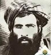 TOPRAK_2_'s tweet photo. 🤔  🤔  🤔  🤔  🤔
1919 yılında Afganistan’ın yönetimini İngilizlerden bağımsız yürütme hakkını Ravalpindi savaşı ile kazanan Emanullah Han, 1923’de kendisini Afgan Emiri ilan eder.
1920 yılında, Afganistan’da Topal Molla lâkabıyla tanınan bir zat ortaya çıkar ve önce bir tekke kurar. Hemen ardından kendi adamlarını Afganistan’ın dört bir yanına salarak “şöyle büyük bir evliya, böyle büyük bir ulema” şeklinde reklamını yaptırır.
Afganistan üzerinde ekonomik yaptırımlarını kaybetmek istemeyen İngiltere, Lawrence tipi bir İngiliz ajanını görevlendirir.
 İngiliz Ajanla birlikte görevli gelen diğer ajanlar, Topal Molla lakabı verilen ajan hakkında kerametler anlatmak üzere bölgeye dağılırlar.
köy köy, kasaba kasaba gezerek Topal Molla’nın kerametlerini anlatırlar.
Bir yıl gibi kısa bir süre içerisinde binlerce müridi olur Topal Molla’nın. 3 yıl içerisinde sayısı yüz binleri aşan mürid toplar etrafına.
Üç yıl gibi çok kısa bir zaman içinde Topal Molla’nın müritlerinin sayısı 200 bine ulaşır ve 1925 yılına gelindiğinde daha da artarak 300 bini aşar.
Topal Molla.Tarikat şeyhi olarak geniş bir çevre ve etki alanına sahip olduktan sonra ülkesini bağımsız yönetmeye çalışan Emir Emanullah Han’a karşı, müridlerini kışkırtır.
Devlet yönetiminde yolsuzluk yapıldığını, ahlaksızlık ve israfın çok olduğunu, hükümete ve başında ki krala karşı mücadele etmenin Farz olduğunu anlattığı müridleriyle beraber ülkeyi iyice karıştırır.
Topal Molla, istediği güce ulaşınca Afgan emirine karşı ayaklanma başlatır.
Bir yıl içinde büyük katliamlar yapılarak oluk oluk kan akıtılmış,
Afgan Kralı Emanullah’ın ülkesinden kaçmaktan başka çaresi kalmamıştır.
Emir Emanullah Han bu şahsın ‘ajan’ olduğunu bildiği halde, halkına bunu söyleyemez.
Ülkede kardeş kanı dökülmeye başlayınca, halkı karşısına almaktan ve daha çok kan dökülmesinden çekinen Emanullah Han 1929’da ülkesini terk eder.
Bir daha da ülkesine dönemez.
Emanullah Han, Kabil Hava limanında İtalya’ya gitmek üzere uçağın hareketini beklerken, bastonlu, İngiliz tipi takım elbiseli, beyaz şapkalı sarışın bir adam yanına yaklaşır.
Bu kişi Emanullah Han’ı selamlar ve hemen sorar; Beni tanıdın mı ?
“Ben o meşhur Topal Mollayım. Afganistan’ı karıştırmakla görevliydim, görevimi başarıyla bitirdim ve şimdi İngiltere’ye dönüyorum”.
“Benim ajan olduğumu bildiğin halde neden bunu halkına söylemedin? Bu benim en büyük korkumdu, ama sen bunu bile yapamadın! Bildiğin halde neden sustun”.
Ülkesini terk etmek zorunda kalan Emir Emanullah Han, ‘Söyleseydim daha da kötü olayların olabileceğinden korktum.
 Çünkü halkımın size olan güveni çok fazlaydı’ der.
“Ben senin İngiliz ajanı olduğunu ve hangi görevle Afganistan’a gönderildiğini çok iyi biliyordum.
Sen, halkımı öylesine etkilemiştin ve onların gönüllerine girmiştin ki senin İngiliz casusu olduğuna onları inandırmamın imkânı yoktu”.
İngiliz ajanı Topal Molla, sarığını, fesini atmış, uzun sakallarını kesmiş, başında İngiliz fötr şapkası, boğazında gayet kibar kravatıyla, kazandığı zaferin mağrurluğu için de İngiltere’ye yola çıkmıştı.
Bu olayı İngiliz ajan Topal Molla’nın hatıralarında anlattığı yazılır.
Dün Afganistan’ın yaşadığı bu acı olayların aynısın bugün Türk milleti olarak bizler yaşamaktayız.
 Haini- Ajanı- Casusu görüyoruz, tanıyoruz ama maalesef kimseyi inandıramıyoruz!