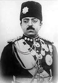 TOPRAK_2_'s tweet photo. 🤔  🤔  🤔  🤔  🤔
1919 yılında Afganistan’ın yönetimini İngilizlerden bağımsız yürütme hakkını Ravalpindi savaşı ile kazanan Emanullah Han, 1923’de kendisini Afgan Emiri ilan eder.
1920 yılında, Afganistan’da Topal Molla lâkabıyla tanınan bir zat ortaya çıkar ve önce bir tekke kurar. Hemen ardından kendi adamlarını Afganistan’ın dört bir yanına salarak “şöyle büyük bir evliya, böyle büyük bir ulema” şeklinde reklamını yaptırır.
Afganistan üzerinde ekonomik yaptırımlarını kaybetmek istemeyen İngiltere, Lawrence tipi bir İngiliz ajanını görevlendirir.
 İngiliz Ajanla birlikte görevli gelen diğer ajanlar, Topal Molla lakabı verilen ajan hakkında kerametler anlatmak üzere bölgeye dağılırlar.
köy köy, kasaba kasaba gezerek Topal Molla’nın kerametlerini anlatırlar.
Bir yıl gibi kısa bir süre içerisinde binlerce müridi olur Topal Molla’nın. 3 yıl içerisinde sayısı yüz binleri aşan mürid toplar etrafına.
Üç yıl gibi çok kısa bir zaman içinde Topal Molla’nın müritlerinin sayısı 200 bine ulaşır ve 1925 yılına gelindiğinde daha da artarak 300 bini aşar.
Topal Molla.Tarikat şeyhi olarak geniş bir çevre ve etki alanına sahip olduktan sonra ülkesini bağımsız yönetmeye çalışan Emir Emanullah Han’a karşı, müridlerini kışkırtır.
Devlet yönetiminde yolsuzluk yapıldığını, ahlaksızlık ve israfın çok olduğunu, hükümete ve başında ki krala karşı mücadele etmenin Farz olduğunu anlattığı müridleriyle beraber ülkeyi iyice karıştırır.
Topal Molla, istediği güce ulaşınca Afgan emirine karşı ayaklanma başlatır.
Bir yıl içinde büyük katliamlar yapılarak oluk oluk kan akıtılmış,
Afgan Kralı Emanullah’ın ülkesinden kaçmaktan başka çaresi kalmamıştır.
Emir Emanullah Han bu şahsın ‘ajan’ olduğunu bildiği halde, halkına bunu söyleyemez.
Ülkede kardeş kanı dökülmeye başlayınca, halkı karşısına almaktan ve daha çok kan dökülmesinden çekinen Emanullah Han 1929’da ülkesini terk eder.
Bir daha da ülkesine dönemez.
Emanullah Han, Kabil Hava limanında İtalya’ya gitmek üzere uçağın hareketini beklerken, bastonlu, İngiliz tipi takım elbiseli, beyaz şapkalı sarışın bir adam yanına yaklaşır.
Bu kişi Emanullah Han’ı selamlar ve hemen sorar; Beni tanıdın mı ?
“Ben o meşhur Topal Mollayım. Afganistan’ı karıştırmakla görevliydim, görevimi başarıyla bitirdim ve şimdi İngiltere’ye dönüyorum”.
“Benim ajan olduğumu bildiğin halde neden bunu halkına söylemedin? Bu benim en büyük korkumdu, ama sen bunu bile yapamadın! Bildiğin halde neden sustun”.
Ülkesini terk etmek zorunda kalan Emir Emanullah Han, ‘Söyleseydim daha da kötü olayların olabileceğinden korktum.
 Çünkü halkımın size olan güveni çok fazlaydı’ der.
“Ben senin İngiliz ajanı olduğunu ve hangi görevle Afganistan’a gönderildiğini çok iyi biliyordum.
Sen, halkımı öylesine etkilemiştin ve onların gönüllerine girmiştin ki senin İngiliz casusu olduğuna onları inandırmamın imkânı yoktu”.
İngiliz ajanı Topal Molla, sarığını, fesini atmış, uzun sakallarını kesmiş, başında İngiliz fötr şapkası, boğazında gayet kibar kravatıyla, kazandığı zaferin mağrurluğu için de İngiltere’ye yola çıkmıştı.
Bu olayı İngiliz ajan Topal Molla’nın hatıralarında anlattığı yazılır.
Dün Afganistan’ın yaşadığı bu acı olayların aynısın bugün Türk milleti olarak bizler yaşamaktayız.
 Haini- Ajanı- Casusu görüyoruz, tanıyoruz ama maalesef kimseyi inandıramıyoruz!