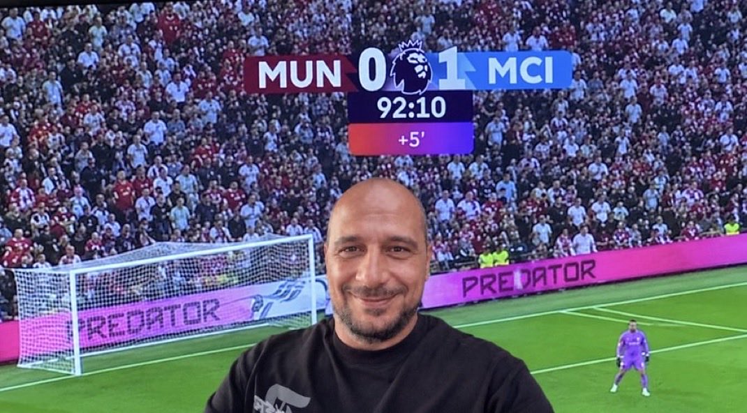 Naif_8SG's tweet photo. مانشستر يونايتد عنده مشكلة حقيقية مع السعادة 😂

مستحيل يفرح جماهيره مباراتين ورا بعض..

يفوز مباراة ويخليك تقول:
«أهووو.. بلش الفريق يصحصح» 😍

المباراة اللي بعدها مباشرة:
تعال يا حبيبي.. خسرا  😂

مانشستر يونايتد هذا الموسم عامل نظام:
فرحة واحدة لكل مشجع.. والباقي حسب التوفر. 😭

الله يعين جماهيره.. ممنوع التعود على النعمة 😂