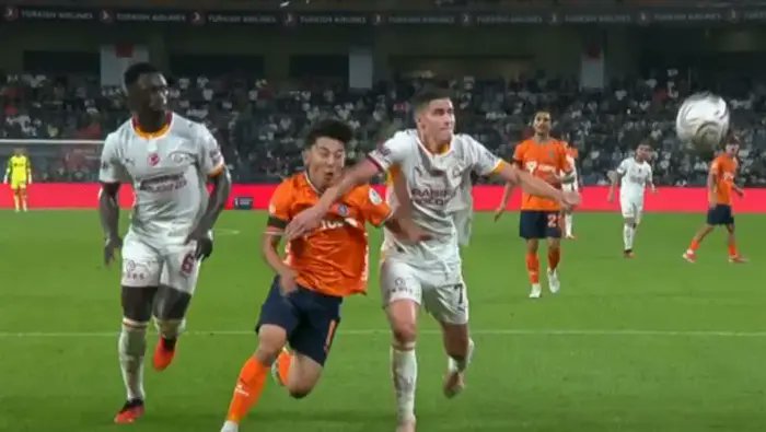blackpage_g's tweet photo. Soldakine Galatasaray aleyhine penaltı verilmişti. Kadir Sağlam.

Sağdakinde Galatasaray lehine faul bile çalınmadı. Atilla Karaoğlan. https://t.co/rrOvgEkgTP