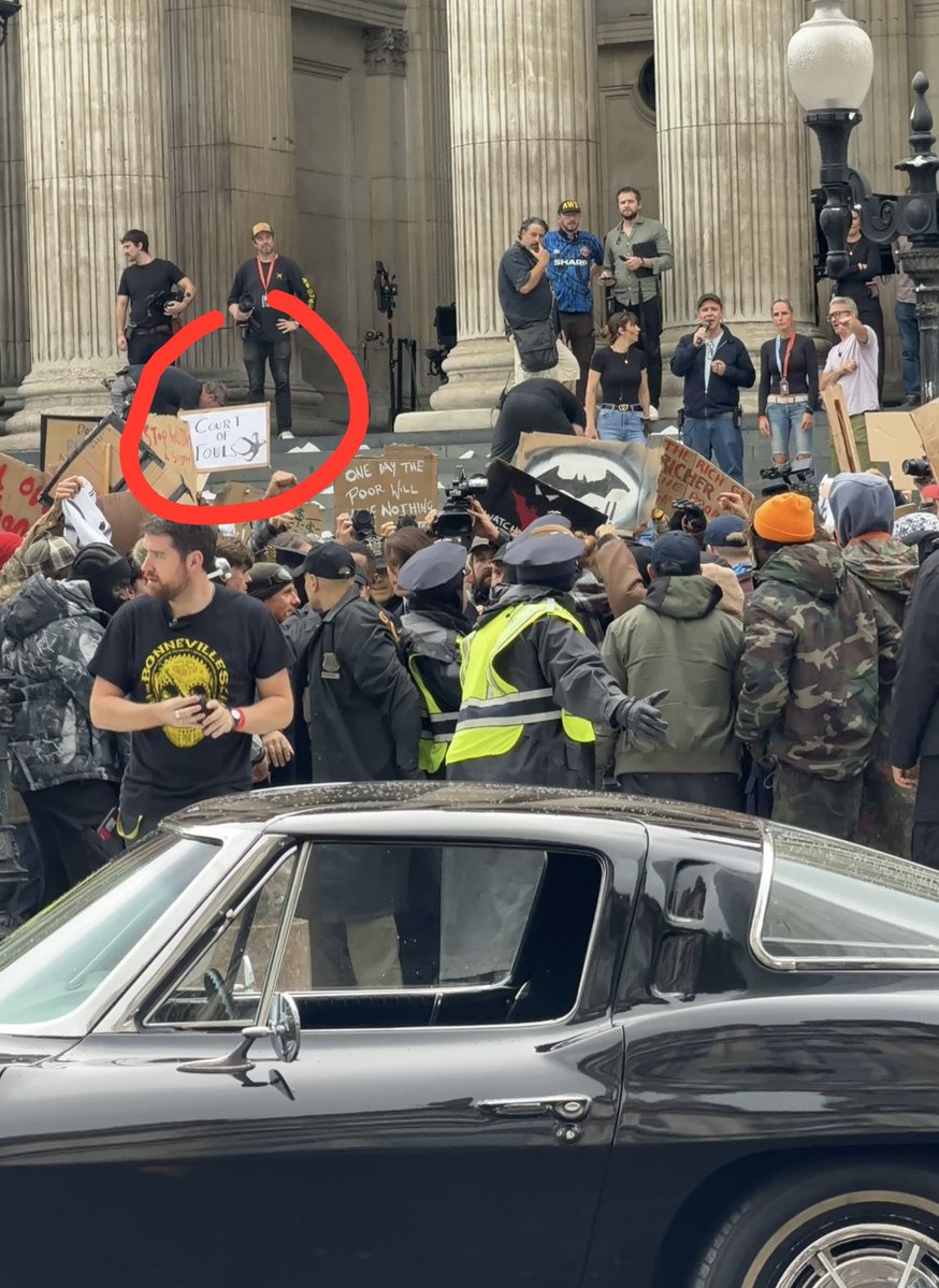 _Movie_Fans_'s tweet photo. "COURT OF FOULS" Symbol has been spotted on the set of 'THE BATMAN PART 2'
Court of Owls Incoming 🦉
#Batman #BatmanPart2 https://t.co/f4eW4MR0Uc