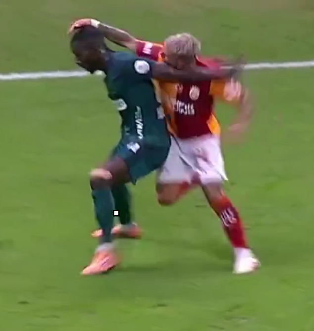 blackpage_g's tweet photo. Soldakine Galatasaray aleyhine penaltı verilmişti. Kadir Sağlam.

Sağdakinde Galatasaray lehine faul bile çalınmadı. Atilla Karaoğlan. https://t.co/rrOvgEkgTP