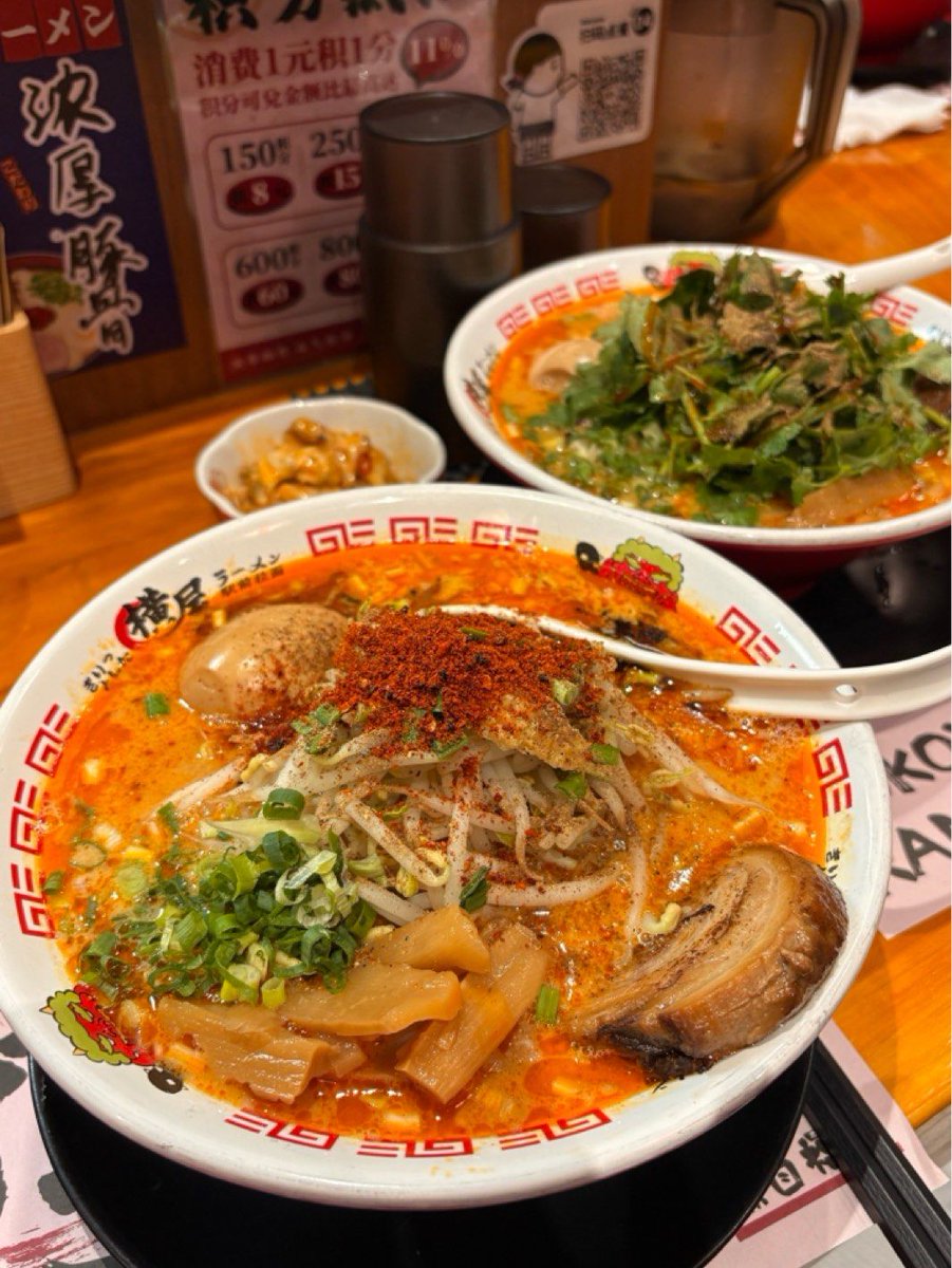 aelib957601's tweet photo. Just found the coziest hole-in-the-wall ramen shop in downtown Chinatown! The tonkotsu broth is simmered for 12 hours, and their house-made chashu melts in your mouth. 10/10 will be back next week ， https://t.co/bhnwAWO7ay