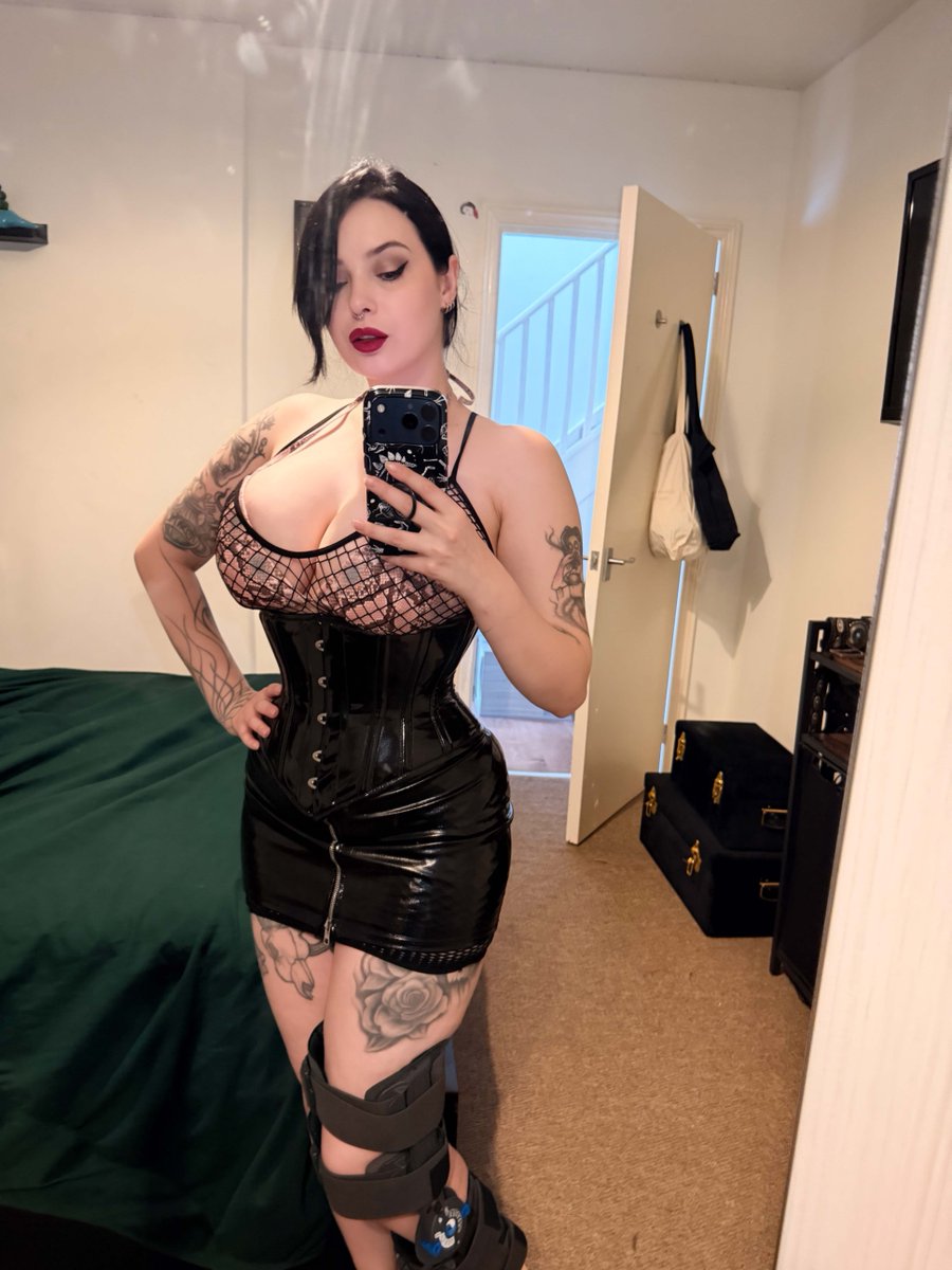 missrubyalexia's tweet photo. Don’t stare too hard, pet. You’ll only embarrass yourself more. https://t.co/xZ3cSXMLnK