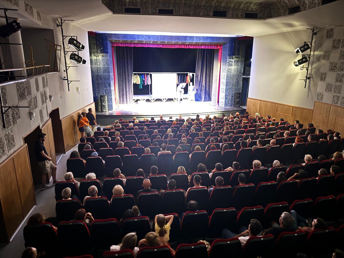 huseyinakcar's tweet photo. 🎭 CAMBAZIN CENAZESİ PRİZREN’DE!

“Cambazın Cenazesi” oyunumuzla 2. Uluslararası Prizren Türkçe Tiyatro Festivali’nde coşkulu ve unutulmaz bir gösterim gerçekleştirdik.

Oyunumuzu seyrederek bizleri onurlandıran başta Kosova Cumhuriyeti Başbakan Yardımcısı Sayın Fikrim Damka olmak üzere, salonu dolduran tüm sanatseverlere teşekkür ederiz.

Prizren’den güzel anılar, güçlü dostluklar ve alkışlarla dönüyoruz…

Festivalin gerçekleşmesinde emeği bulunan Art Theatre ekibine ve Yunus Emre Enstitüsü’ne  misafirperverlikleri için gönülden teşekkür ediyoruz.

Yaşasın tiyatro, yaşasın sanatla kurulan dostluklar! 🎭

#cambazıncenazesi 
#suigeneristiyatro 
#prizrentürkçetiyatrofestivali