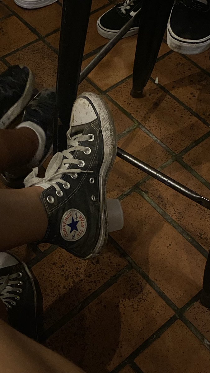V3lvetCat's tweet photo. Esse foi o estado do meu tênis pós festa universitária, um nojooo 🤣 https://t.co/HYskmwmhwh