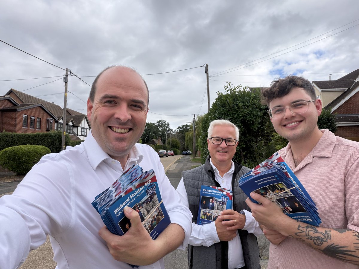 RicHolden's tweet photo. Out this evening around Horace Road in #Billericay with our latest leaflet!
So nice to chat to people out on the doors or in their gardens when I’m out and about - especially those that I’ve helped with personal casework issues
@Conservatives #TeamKemi #VoteConservative https://t.co/ZCqUl9AYYx