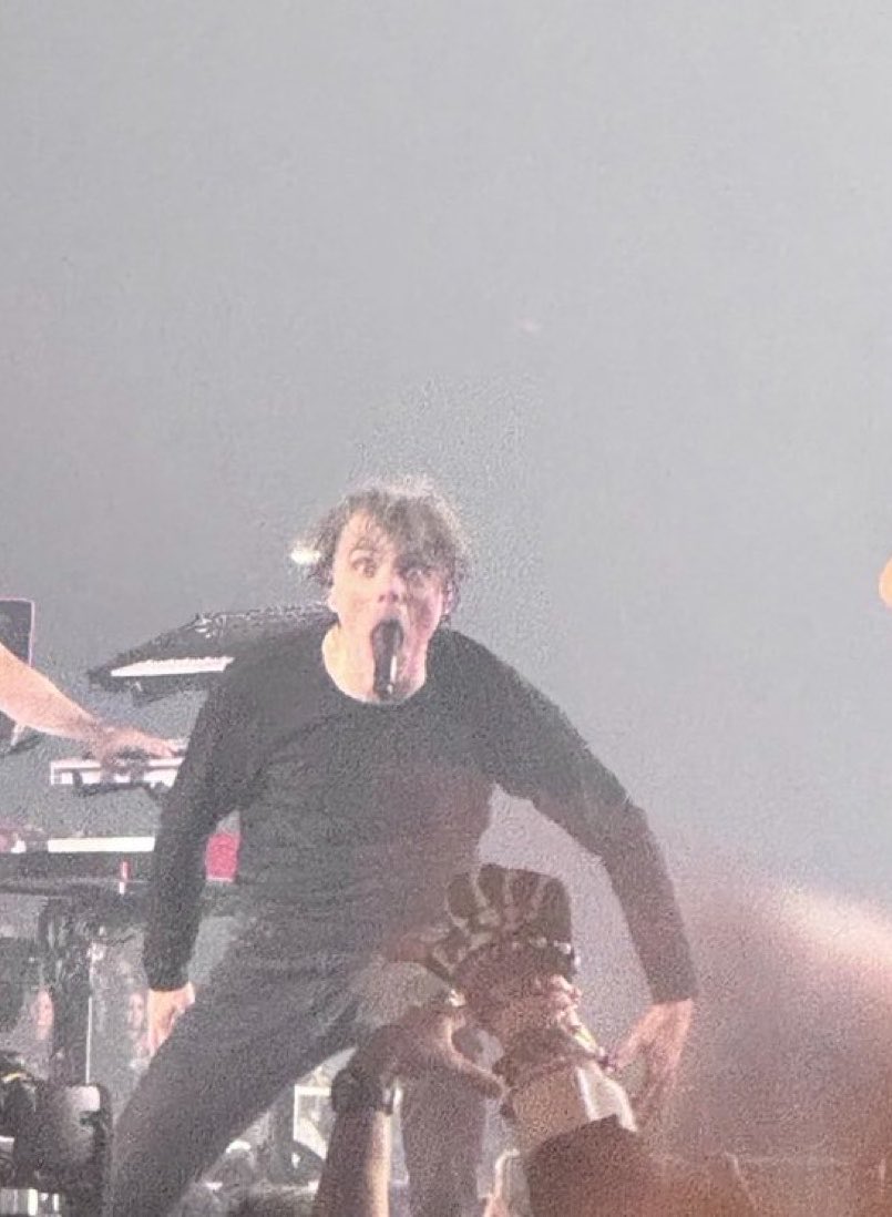 FRNKIEROU's tweet photo. i just.. i love it when she does that like yes girl just show us your gigantic mouth https://t.co/AHH9ndlFqB