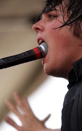 FRNKIEROU's tweet photo. i just.. i love it when she does that like yes girl just show us your gigantic mouth https://t.co/AHH9ndlFqB