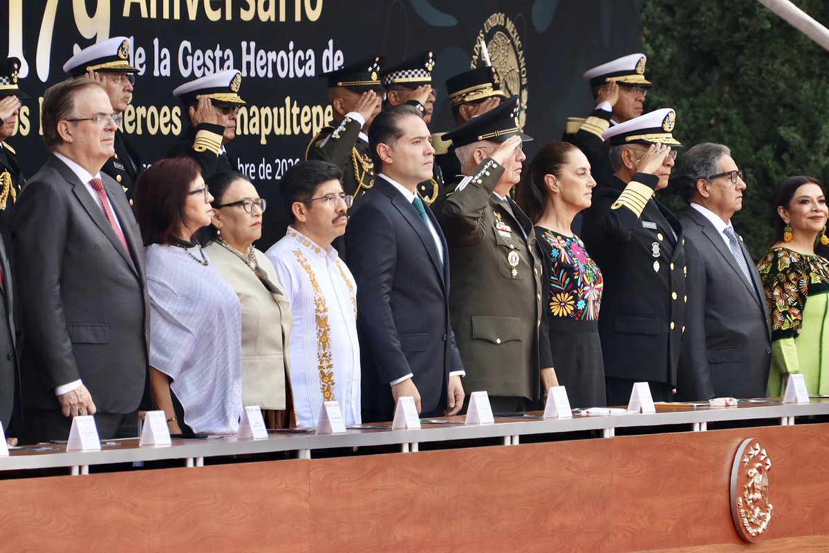 rosaicela_'s tweet photo. La Presidenta @Claudiashein encabezó la ceremonia por el 179 aniversario de la Gesta Heroica de los Niños Héroes. Recordamos a quienes el 13 de septiembre de 1847 defendieron con valor el Castillo de Chapultepec y la soberanía nacional. 🇲🇽@Defensamx1 @AlmiranteSrio @higinio_mtz @RaulBCCue @ErnestinaGodoy_ @HugoAguilarOrti @ClaraBrugadaM