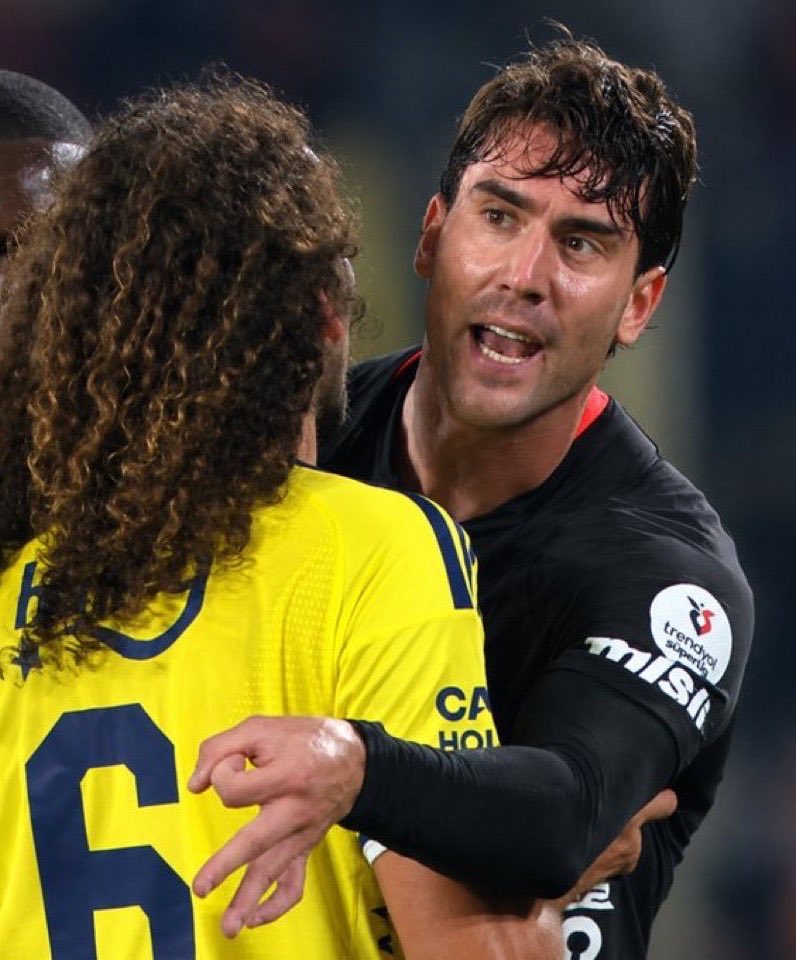 agacliyol_'s tweet photo. Kaya Çilingiroğlu: Tahir Kum diye bir arkadaşımız var. Hayatımda bir kere Tahir ile çay içmiş değilim. 
Federasyon, Vlahovic’e ceza veriyor. Tahir de bunu 1.5 saat evvel yayımlıyor. Beşiktaş seyircisi adama demediği küfür, hakaret bırakmıyor. 
Sonra ben de dedim ki “Adam gazeteci kardeşim, adamın işi bu. Gazeteci bir olay olduktan sonra hadiseyi söylerse zaten gazetecilik yapmıyordur. Keşke 1.5 saat değil, 2 gün önce söyleseydi. Adamın ne günahı var.” diye konuştum. 

Bana gelen tepkilere bakın, Vay efendim ben Tahir Kum’u niye savunuyormuşum?

Dua etsin Vlahovic’e büyük bir ders, bedavaya oldu. Atıyorum, lig 34 hafta. Vlahovic, 33.hafta final maçından evvel bu hareketi yapmış olsaydı, final maçında da çok önemli bir maçın var. O final maçında oynamıyor olsaydı daha mı iyi olacaktı?

Vlahovic’e Erzurumspor maçı öncesi bedavaya müthiş bir ders verdi. Doğrudur, yanlıştır tartışmıyorum ama bu hareketler Türkiye’de kabul edilmiyor.