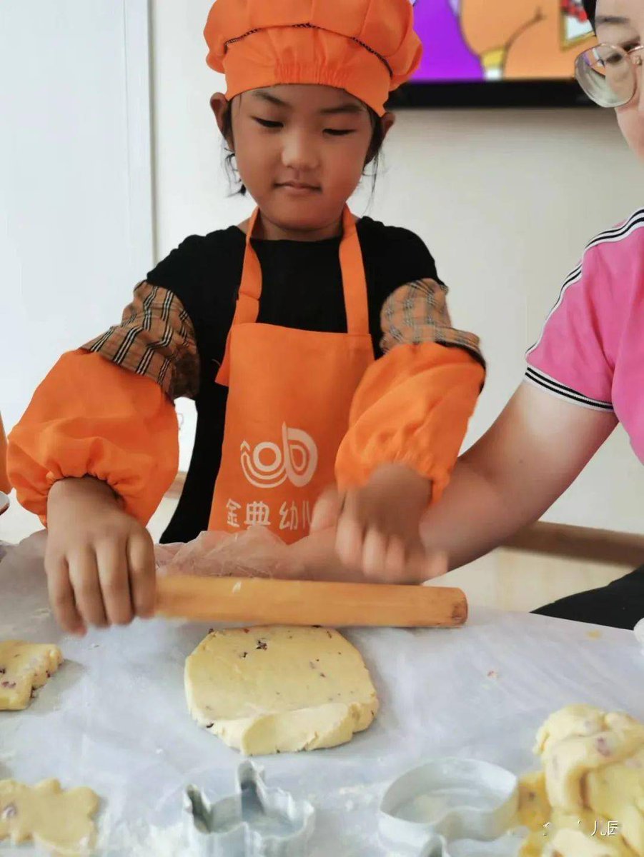 lazyr024250's tweet photo. Just wrapped lazy Sunday baking with my little cookie monster  spilled flour all over the kitchen, but the smiles were 100% worth it.， https://t.co/SUeYcTYaA4