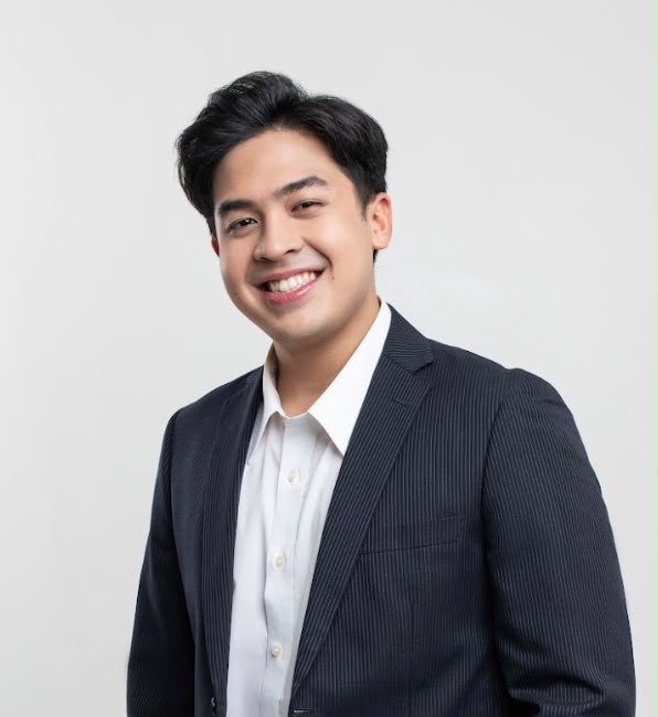 insidefolkative's tweet photo. Jerome Polin melalui postingan Threads-nya.

Aku tahu banyak dari kita yang capek liat bad news, aku pun sering merasa seperti itu. Tapi dipikir2 lagi, kalo capek "cuma" karena lihat bad news, itu udah bisa dibilang privilege. Bayangin orang yang menjadi "korban" langsung dari bad news yang kita lihat.

Kebakaran hutan bikin udara sangat berbahaya, stok BBM langka jadi harus ngantri berjam2, pemadaman listrik bergilir, keracunan makanan, dan banyak lagi. Capek dan sengsaranya mereka pasti berkali-kali lipat.￼

Jadi, imo the least we can do adalah bersuara untuk membantu meningkatkan attention, repost berita supaya makin banyak yang aware dengan kondisinya, berdonasi (kalau punya rejeki lebih), dan di level yang lebih tinggi, turun langsung untuk membantu.￼

Anyway im writing this buat semua kita, bukan buat satu-dua orang, karena aku yakin yang mengalami situasi seperti ini pasti banyak (at least di lingkungan aku banyak yg curhat jg kalo mereka capek dengerin bad news, dan ini yang aku jawab)￼