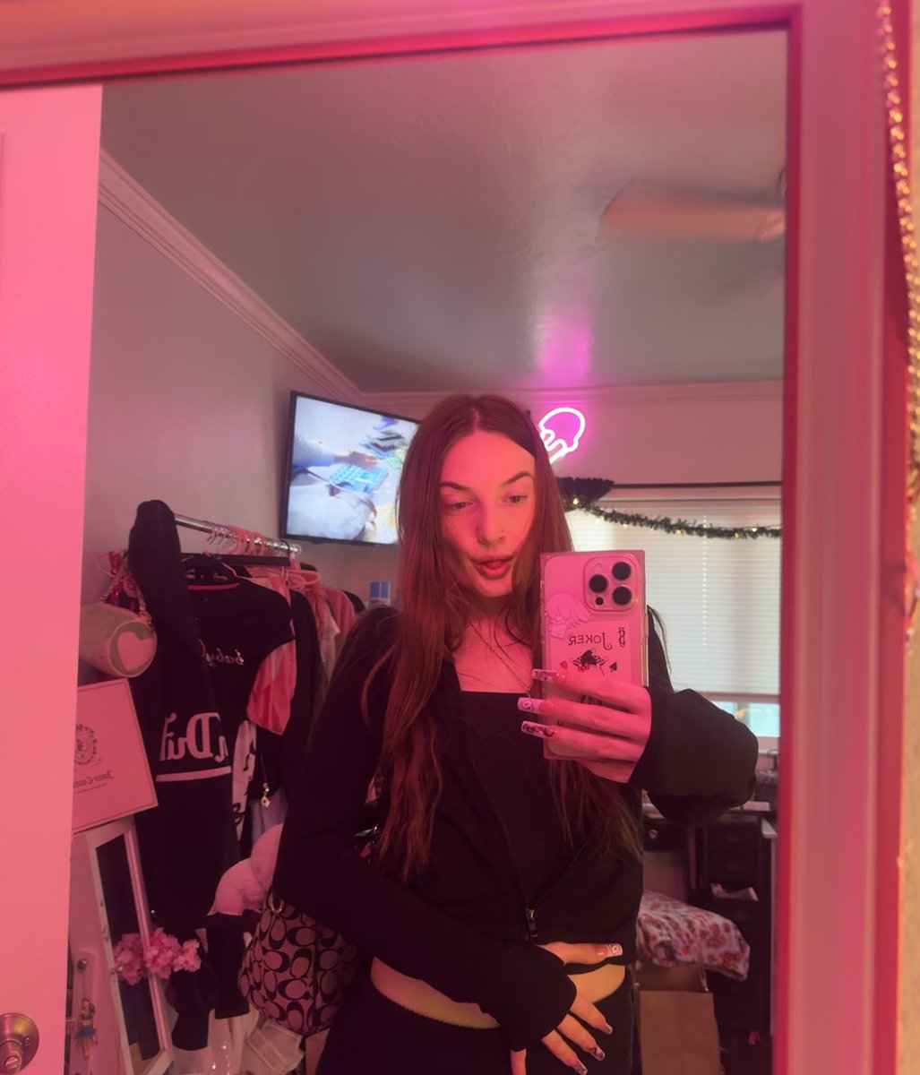 princesaadiary's tweet photo. rlly live in my own lil pink world https://t.co/YWj6pNs0zi