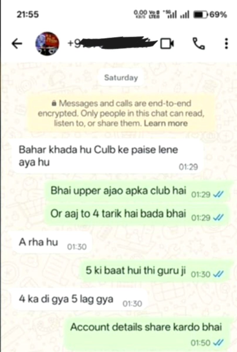 Sachingupta's tweet photo. Big Update –

गाजियाबाद, यूपी में कैफे में मुफ़्त खाना खाने, 50 हजार रुपए रंगदारी मांगने के आरोप में हिंदू रक्षा दल के दक्ष चौधरी, अक्कू पंडित, सौरभ पंडित, अमित पहलवान पर FIR दर्ज हुई !!।

कैफे संचालिका हरलीन कौर ने पुलिस को व्हाट्स एप चैट भी दी है, जिसमें उनसे पैसे मांगे जा रहे हैं। यह मोबाइल नंबर अक्कू पंडित का बताया गया है।