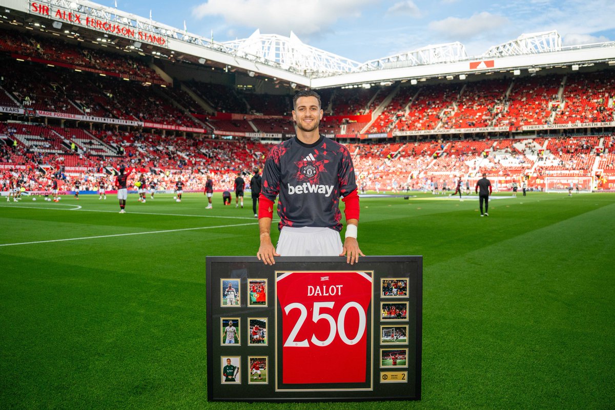 UtdDistrict's tweet photo. 🚨🎙️ | Diogo Dalot on reaching 250 appearances for #mufc: 

"It is a huge honour to continue writing history with this club. I arrived here very young, hoping to stay long enough to experience moments and achievements like these.

"Reaching 250 appearances for Manchester United, in a game as special as the Manchester derby, makes this milestone even more meaningful."